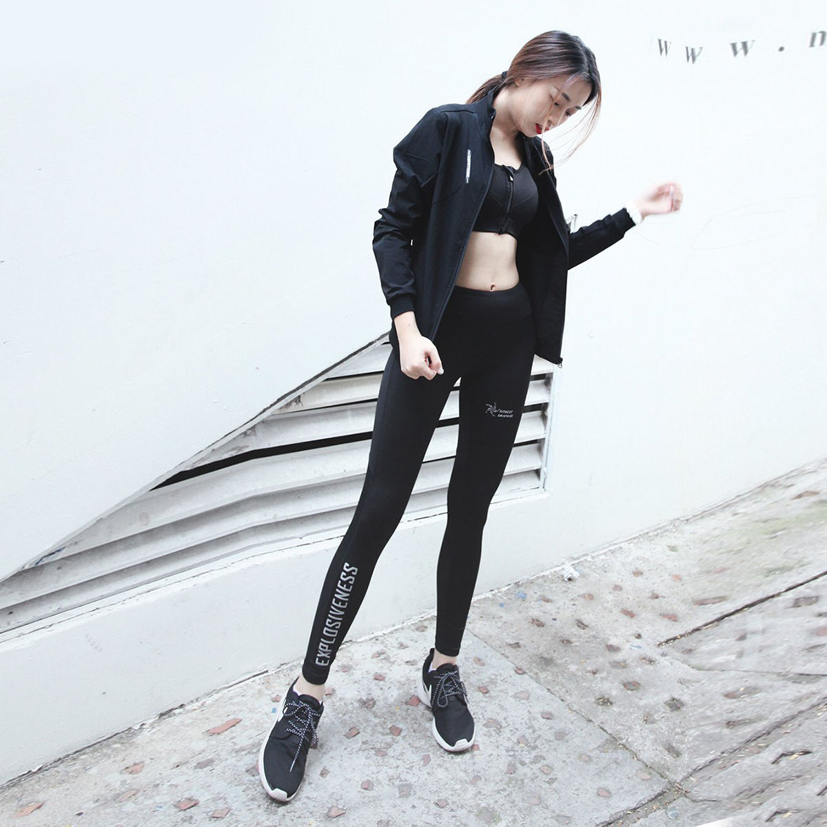 吊带背心搭配紧身裤，凸显好身材珠圆玉润，白皙迷人