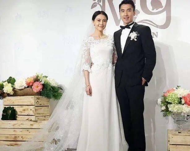  『婚纱』选完婚纱还有头纱，选对头纱，拥有你的超甜头纱吻
