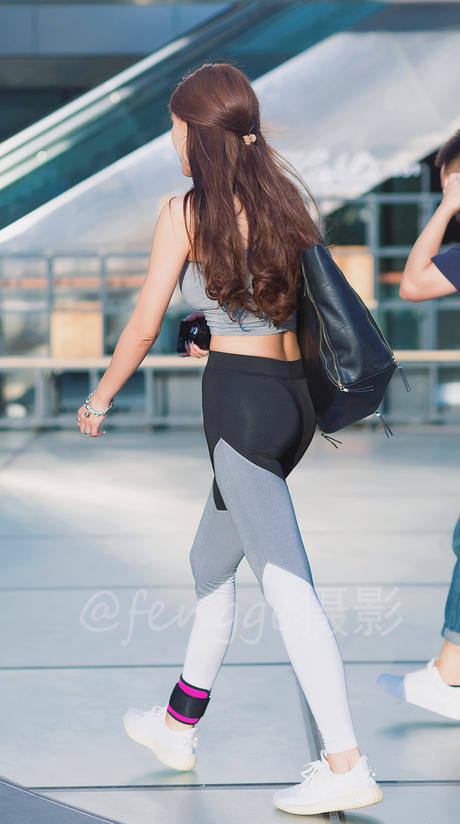 街拍: 穿紧身瑜伽裤的小美女, 身材真棒, 好像还是个小明星呢