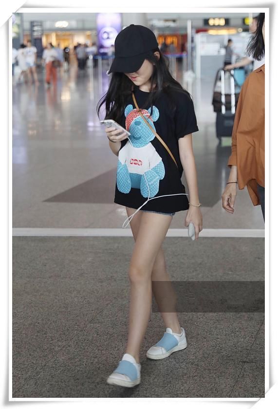 12岁李嫣穿短裤腿长竟超过1米，网友直呼：王菲基因好强大！