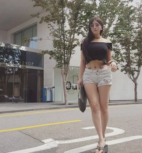 街拍：清爽干练长腿的小姐姐，秀出青春与美丽!