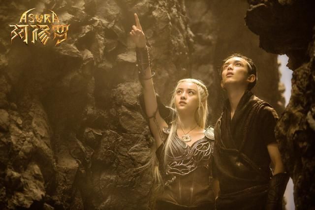 《阿修罗》虽然撤档,但张艺上却凭着能“逼死”超模的长腿火了!