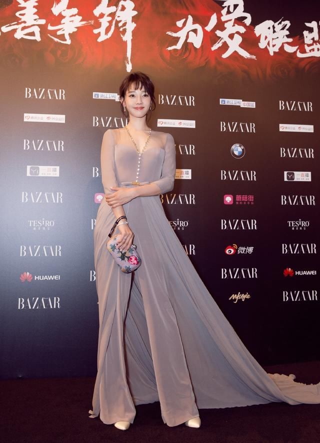 白百何太狠了！穿蕾丝裙透到跟没穿一样，网友：非逼着人看三角区