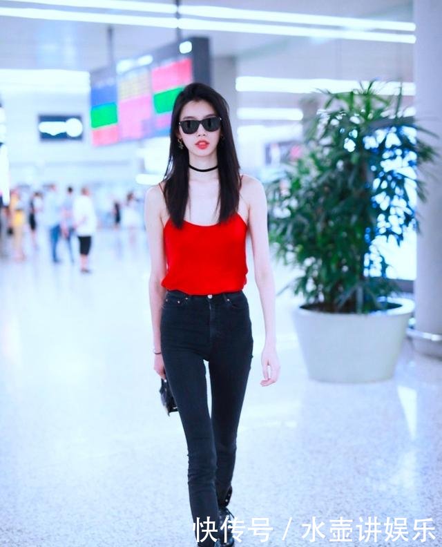 奚梦瑶真敢穿，大红色吊带衫一点儿不低调，网友：换双鞋可好？