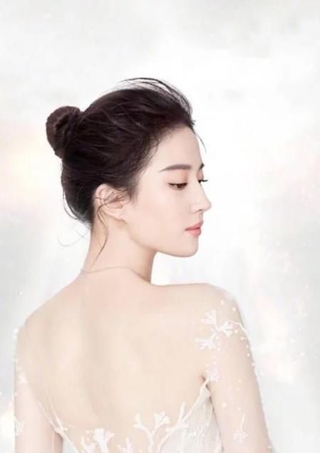 杨幂倪妮唐嫣的美背不相上下，可最好看的还是阮经天的前女友