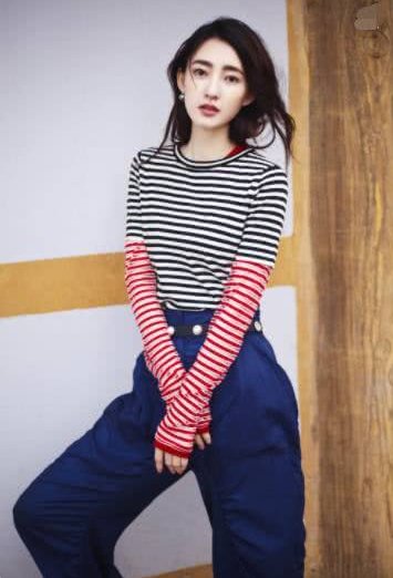 王丽坤也太瘦了，穿短裤中间空出一条缝，网友:站直也合不拢