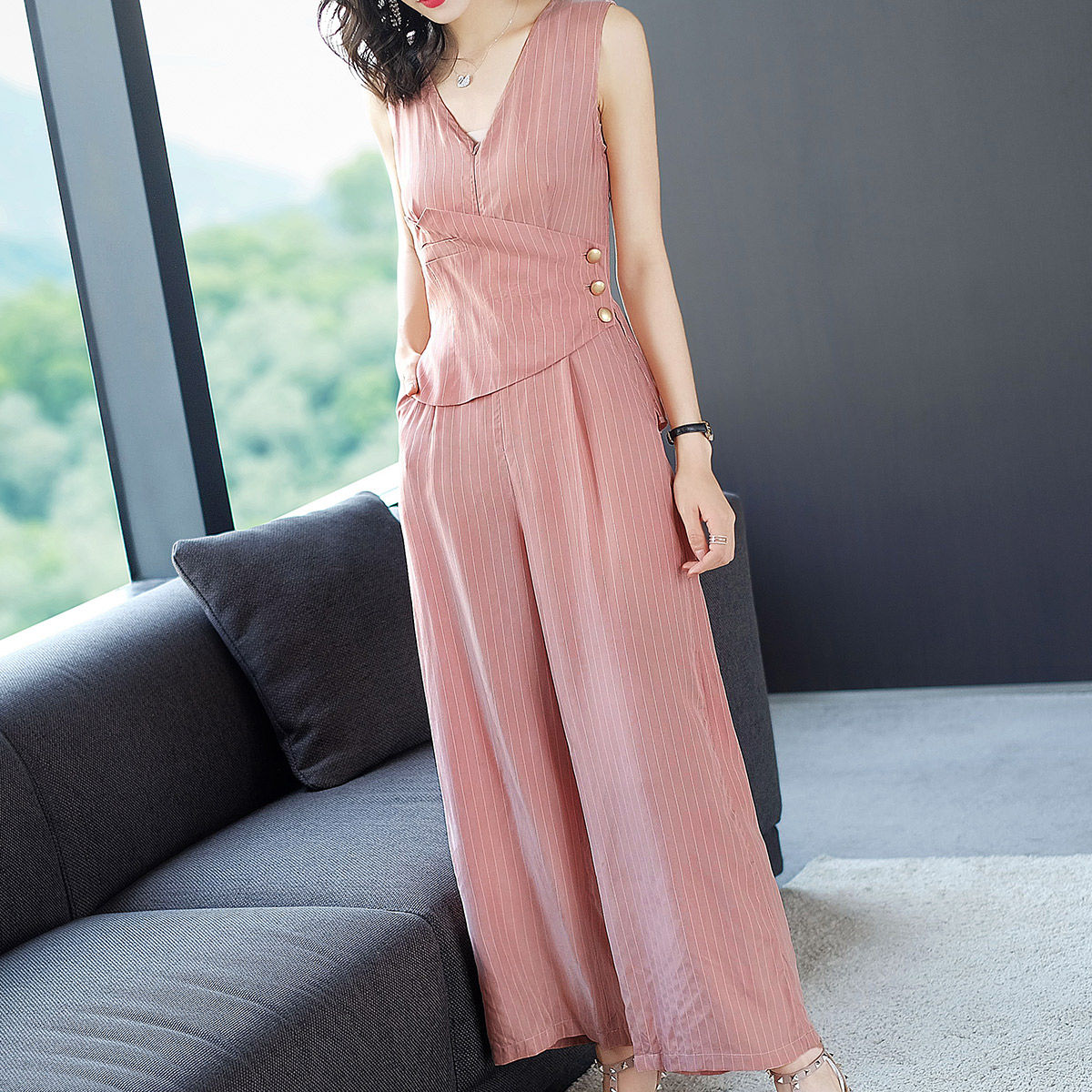 小个子女人别总穿连衣裙，太土，今秋流行这样穿，高挑洋气又显嫩