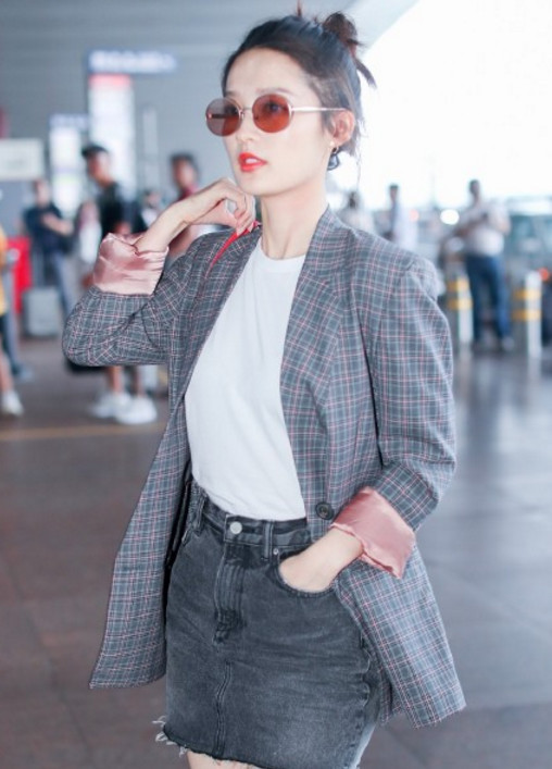 李沁身材简直了，这么窄身的裙子是怎么穿的，网友：有80斤？