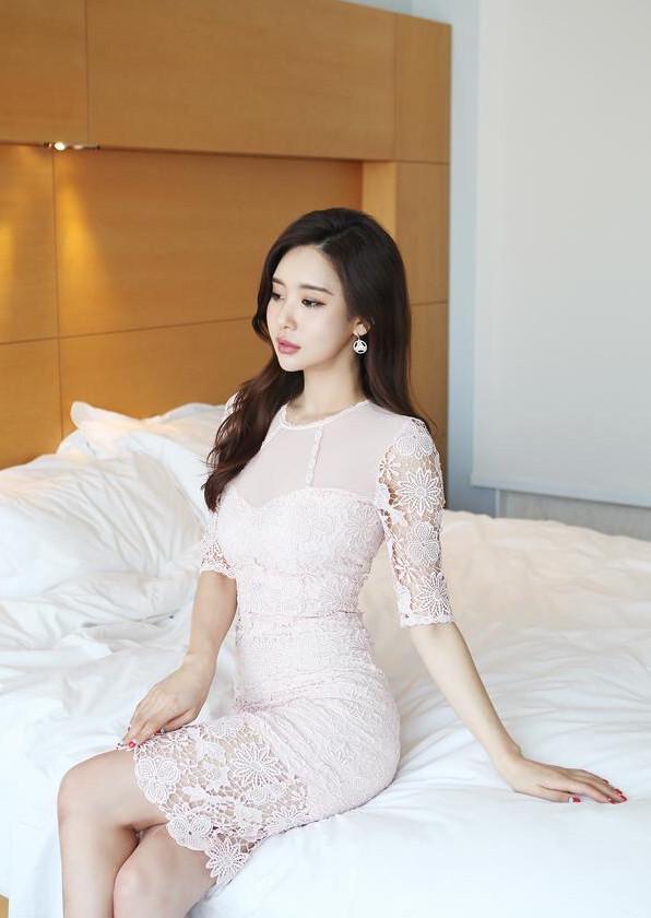 蕾丝连衣裙:紧身设计与透视元素相结合,展现都市女性的魅力品味