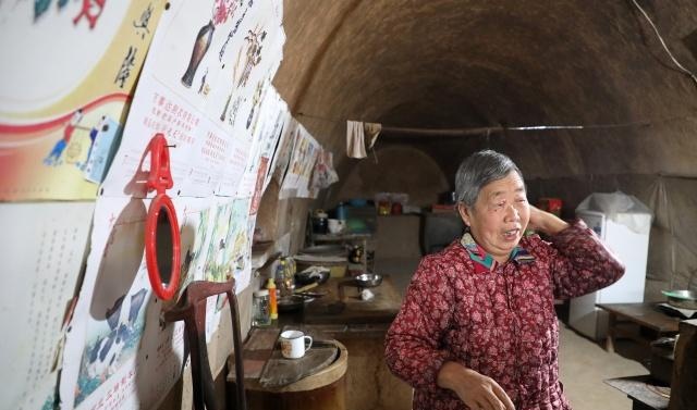 农村73岁老人独守百年黄土窑洞，她笑说住窑洞舒坦天天睡到自然醒