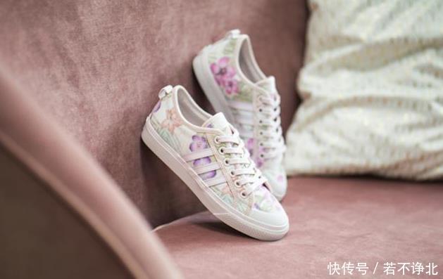 『球鞋』穿什么高跟鞋,难道Jennie的球鞋不香吗?