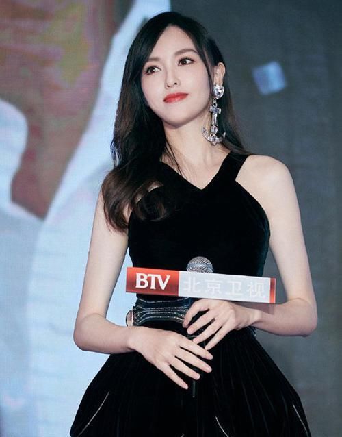  「名媛」精致的女人懂得做“加法”，抓住身上这3个地方，气质高级如名媛