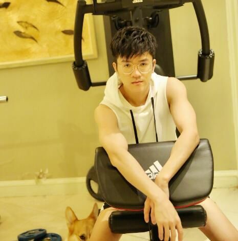 LOL若风做近视手术被谣传捐献眼角膜 这小编是真的厉害