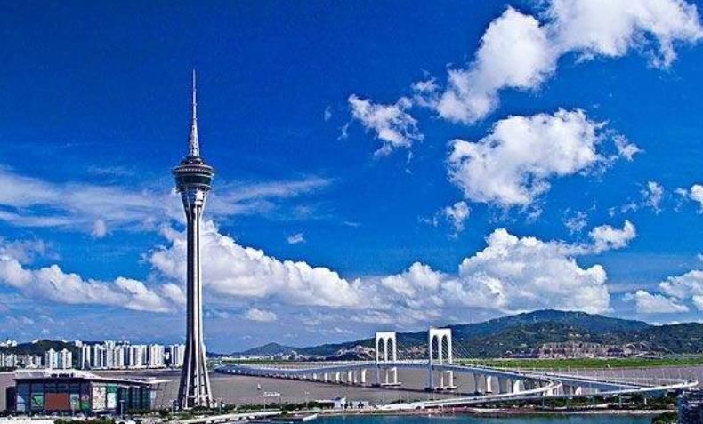 澳门地标建筑观光塔，338米高，让人心跳的空中蹦极你敢玩吗