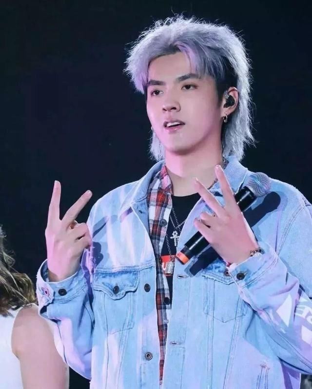 男星挑战“鲻鱼头”发型：蔡徐坤呆萌，王一博精致，范丞丞像精灵