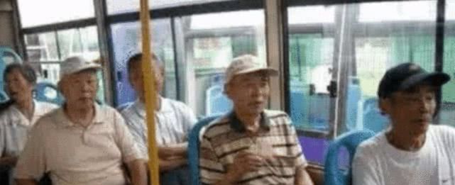 取消老年公交卡呼声越来越多，部分地区开始取消，理由很现实！