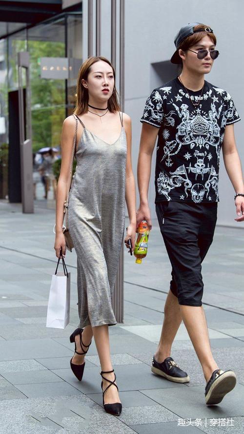 街拍:美女着实高挑,清爽吊带裙,展现婀娜多姿的身段真迷人