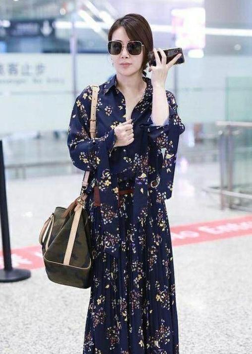 47岁闫妮现身机场，一改往日素颜，穿碎花连衣裙化美妆，惊艳众人