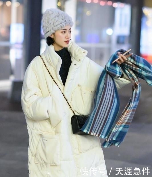  「女人味」街拍：艳美绝伦的小姐姐，一条黑色的连衣裙，时尚优雅女人味