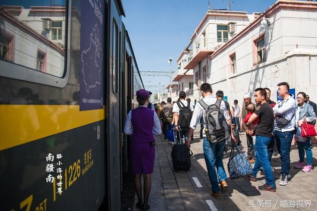 新疆有一趟绿皮“动车”，游客大加赞赏，网友：别人家的火车