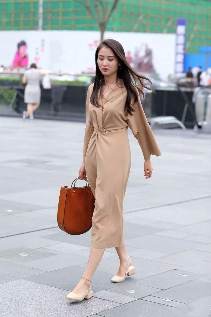 路人街拍: 穿着“睡衣”上街的小姐姐, 一举一动如同贵妇一般