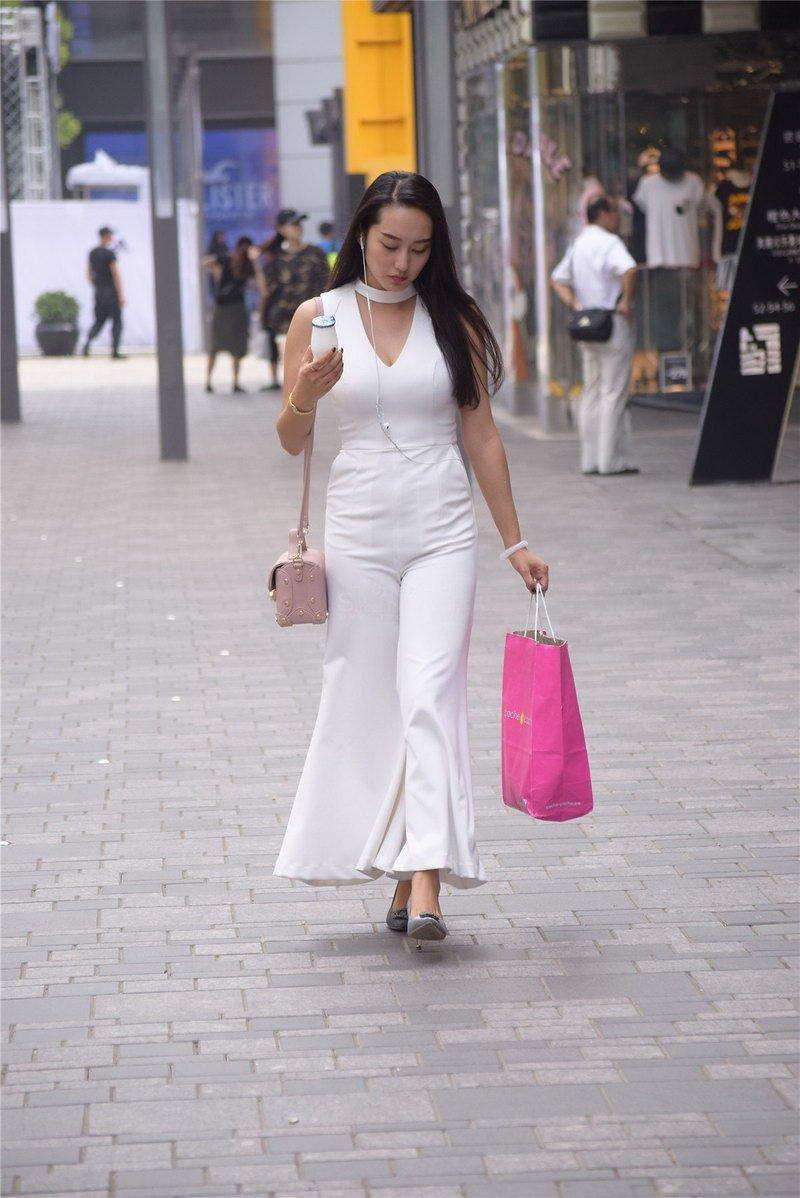 美女少妇穿白色连体衣,丰满迷人性感街拍图!