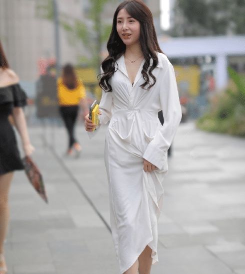  美女：美女出街真会穿，这是浴袍还是睡衣？