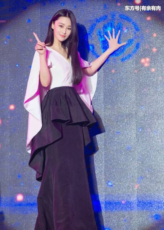 张馨予到底咋想的，把透明胶缠在脚上要干嘛，时尚真让人看不懂