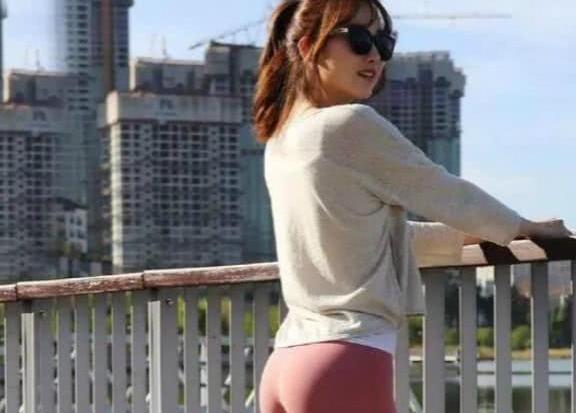 弹力十足的打底裤天生显瘦，看看她的时尚穿搭，美吗