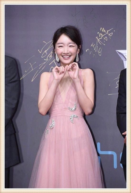 佟丽娅88斤，周冬雨也88斤，二人同穿粉色吊带裙，差距竟如此尴尬
