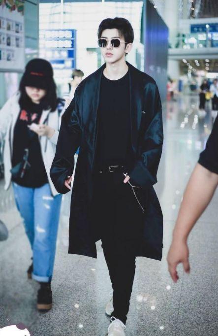 当红男星走机场谁丑谁尴尬张艺兴、蔡徐坤、易烊千玺、王俊凯