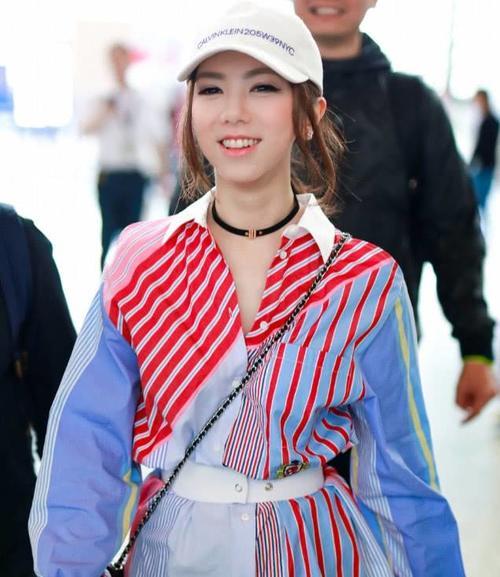 邓紫棋上半身俏皮可爱,却被下半身“格格球鞋”抢镜,这鞋真个性