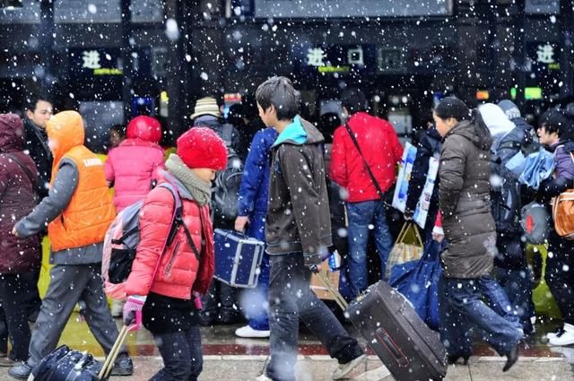 痛心！返程高峰遇雨雪！高速上百余车相撞，已致7死50余人受伤