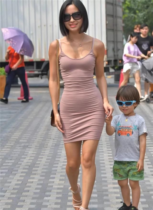  #儿子#时尚辣妈带娃逛街, 妈妈身材火辣, 儿子也很酷