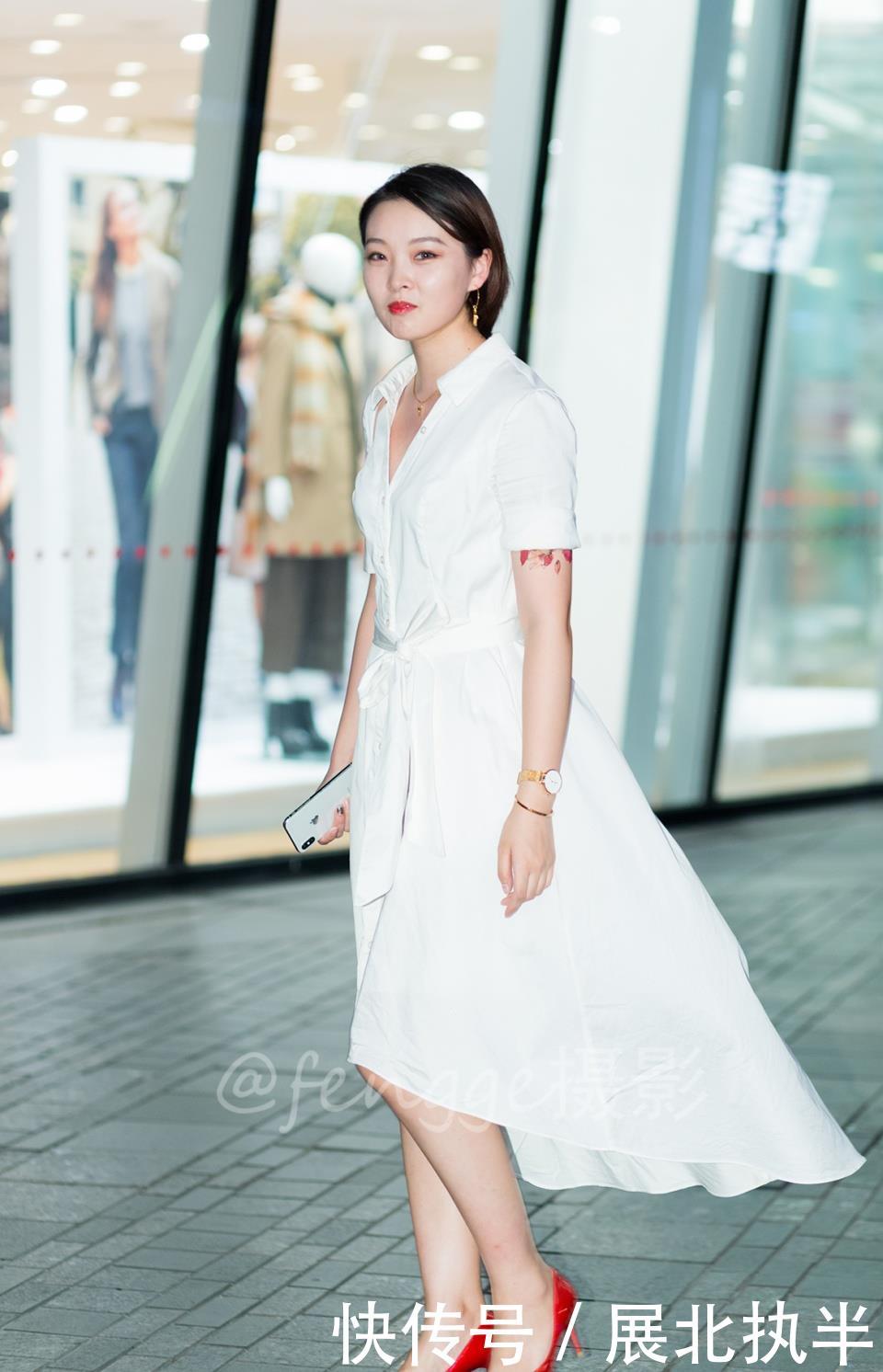 『 裙摆』带起了红鞋白裙美女的裙摆，有种飘飘欲仙的感觉，街拍：夜风拂过