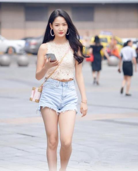  『靓丽』街拍：美若天仙的小姐姐，黑色吊带+紧身短裤，清新靓丽