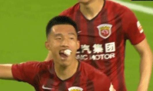 真拼!昨晚25岁上港忠臣比赛场中1幕实在令人动容