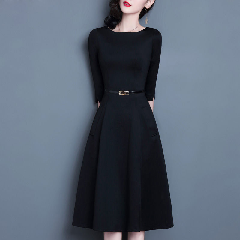 太美了，136斤老婆真会穿搭，连衣裙+风衣显瘦显气质，美极了