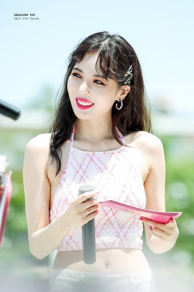 金泫雅真疯狂！上身仅仅穿着一块布就上台，一般人可不敢这样穿