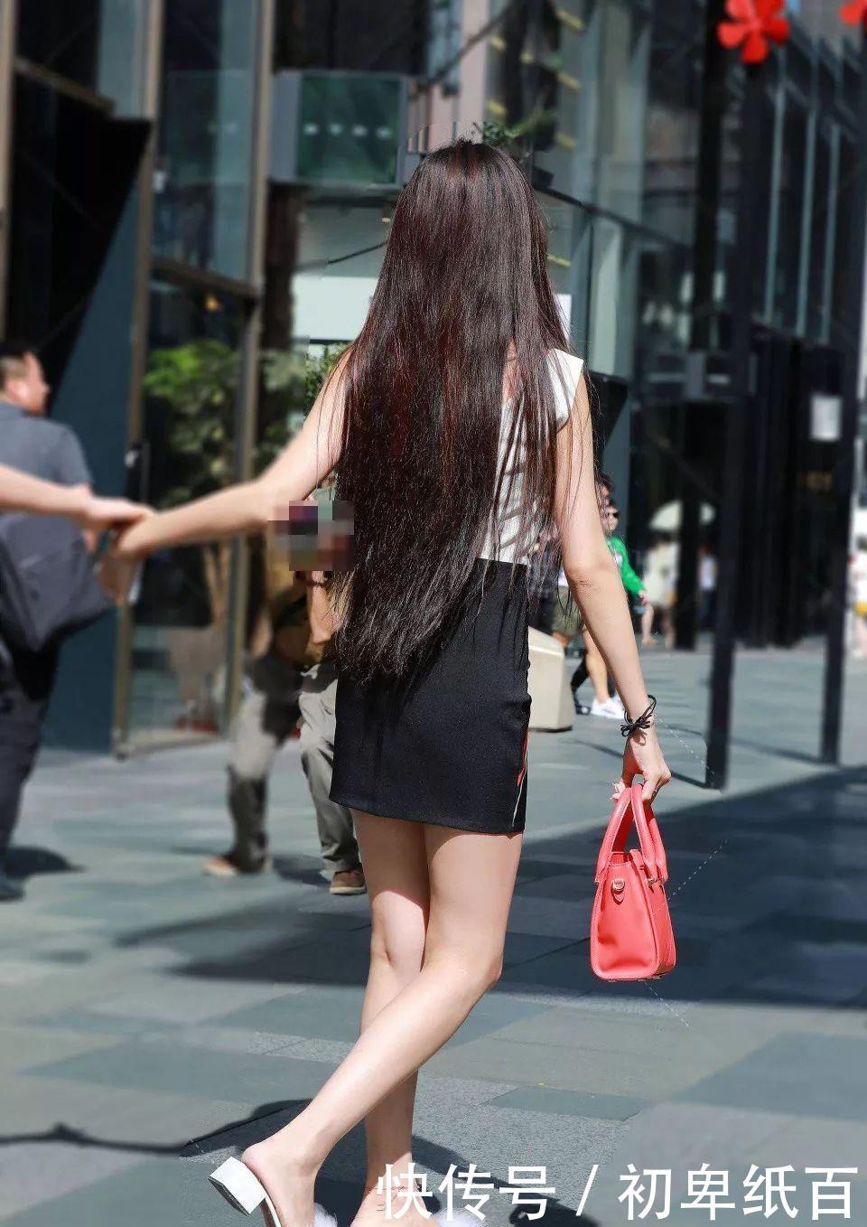  #时髦#美女街拍：印花短裙搭配披肩长发，优雅又时髦！