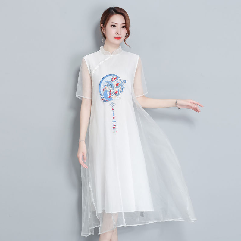 50岁女人有钱就尽量多打扮，欧根纱裙+裸鞋，穿出迷人好气色