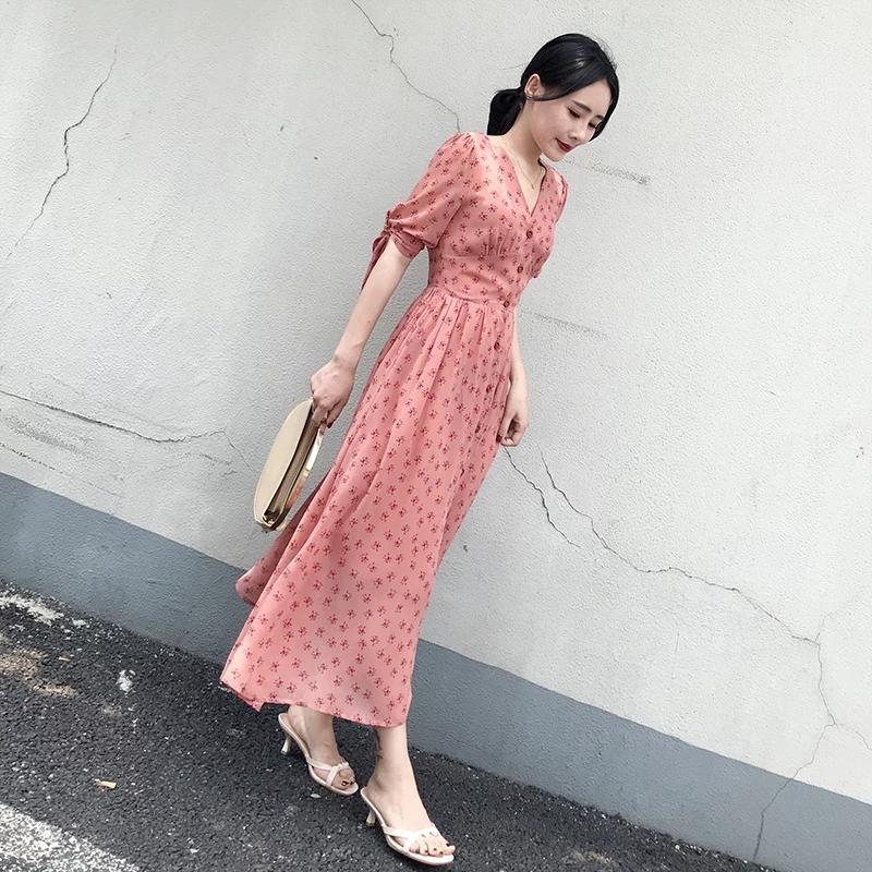 街拍美女：小姐姐高挑迷人的身材，身穿一件冷淡风连衣裙！