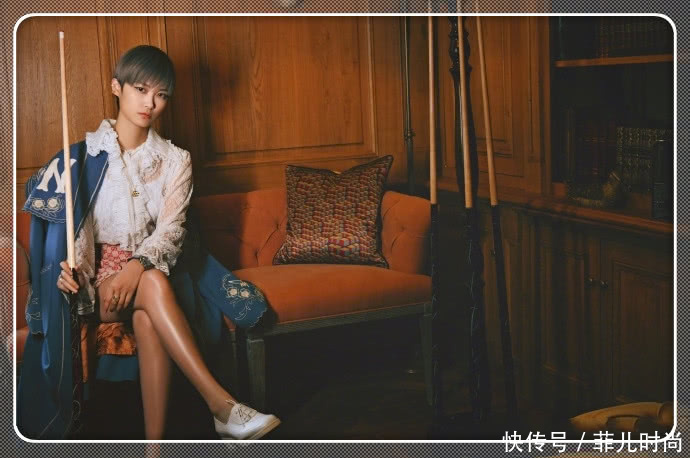 李宇春也太会玩了！上身穿得像冬天，下身却只穿了条超短裤！