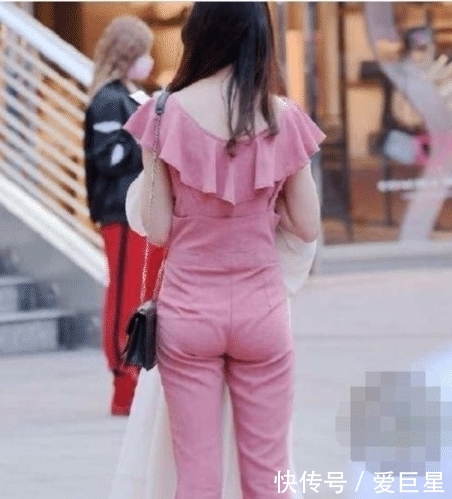『身材是真』街拍:小姐姐穿粉红色连体裤,身材真好!回头的一瞬间却让人傻眼
