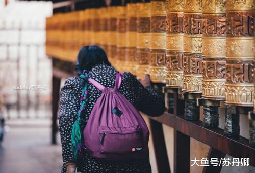 八廓街随拍：拉萨街头那些转经磕长头的人不工作不上学吗？