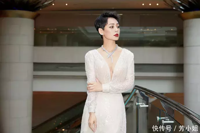 46岁宁静为了美太拼了，深V裙惊艳全场，网友：眼睛都挪不开