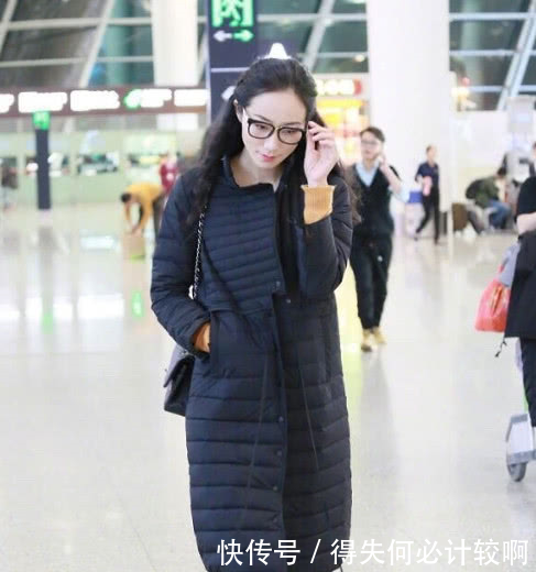 宋茜韩雪同穿长款羽绒服现机场，网友土豪与豪门的差距真明显！