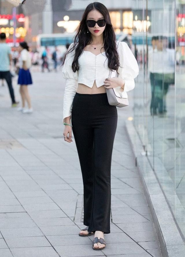 街拍：休闲青春范的小姐姐，给人很甜美纯洁的感觉！