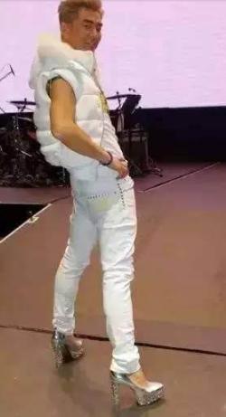 谁说高跟鞋只能女生穿，刘德华穿上高跟鞋经典，鹿晗竟毫无违和感