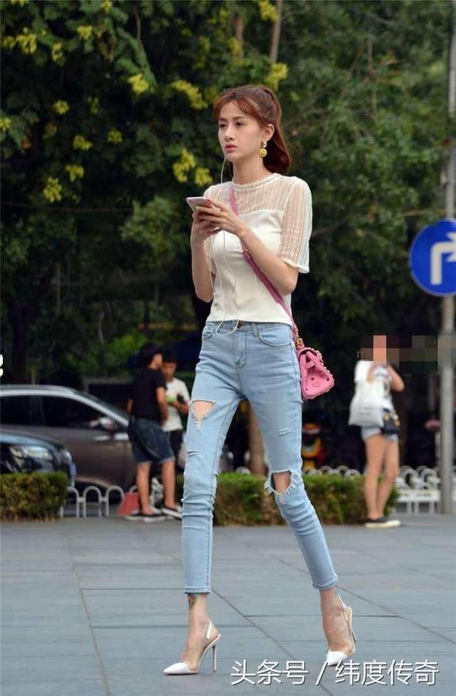 时尚穿搭，牛仔裤搭配T恤给人一种满满青春阳光的感觉